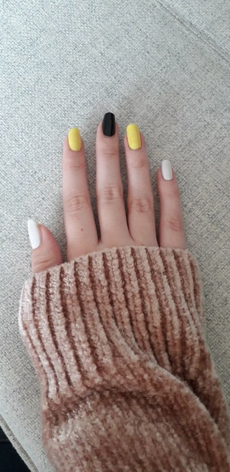 Black White And Yellow Nails, Yellow And Black Nail Art, Yellow Black And White Nails, Yellow And Black Nails Design, Black Yellow Nails, Yellow Black Nails, Yellow And White Nails, Almomd Nails, Yellow And Black Nails