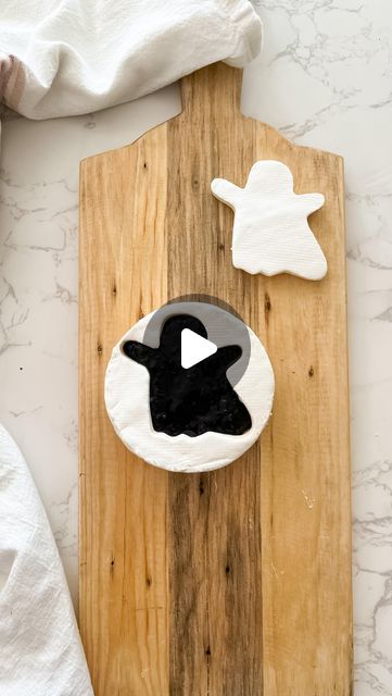 Jacqueline Vignona | Easy & Delicious Recipes on Instagram: "SPOOKY BRIE CHEESE 👻🧀  You guys have been LOVING my spooky creations so I’m sharing another tutorial on how to make the ghost Brie cheese from my viral Halloween Cheeseboard!   To make the Ghost Brie use a ghost cookie cutter & blueberry jam. Make sure the brie of wheel is large enough for the cookie cutter and really cold before slicing the top off. Spread the jam evenly on the cheese, but don’t put too much or it will spill over.   I hope this helps for those who have been asking how I made the Brie cheese! 🫶🏼  #spookyfood #spookyseason #halloweenfood #halloweenparty #halloweenrecipes #cheeseboard" Spooky Baked Brie, Halloween Brie Cheese, Halloween Baked Brie, Halloween Cheeseboard, Halloween Brie, Brie Cheese Recipes, Christmas Appetizers Easy, Spooky Food, Ghost Cookies