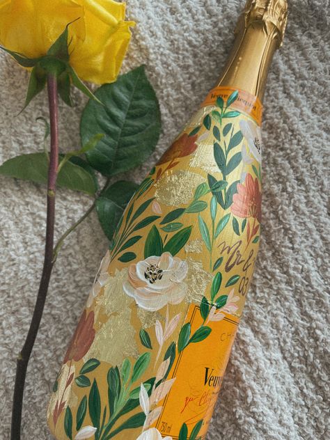 Painted Champagne Bottle Engagement, Painted Champagne Bottle Wedding, Painted Champagne Bottles, Wedding Champagne Bottles, Painted Champagne Bottle, Painting Bottles, Day Wedding Decor, Diy Bottles, Champagne Art