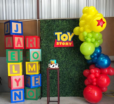 Toy Story Park Party, Toy Story Balloons, Toy Story Backdrop, Toy Story Birthday Balloon Garland, Toy Story Balloon Garland, Toy Story Photo Backdrop Ideas, Toy Story Diy Decorations, Toy Story Birthday Party Ideas For Boys, Toy Story Balloon Arch