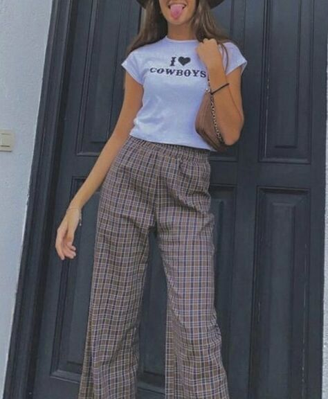 Crop T Shirt Outfit, Plaid Pants Outfit, Tan Shoulder Bag, Checkered Pants, Checked Trousers, Baby Cowboy, Crop T Shirt, Tshirt Outfits, Plaid Pants