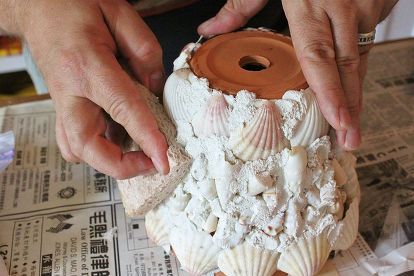 sea shell flower pot, crafts Sea Shell Flower, Seashell Art Diy, Shell Planter, Oyster Shell Crafts, Seashell Projects, Art Coquillage, Shell Flowers, Sharpie Crafts, Nautical Crafts