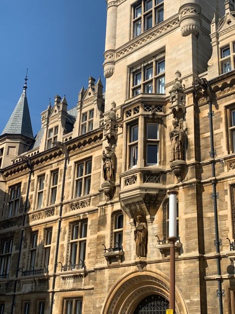 British University Aesthetic, Cambridge Motivation, Oxford Aesthetic, University Lectures, British University, View Aesthetic, University Architecture, Chaotic Academia, Lectures Hall