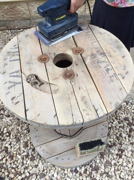 Small Cable Spool Ideas Diy, Cable Spool Ideas Diy, Spool Table Ideas, Cable Reel Table, Wood Spool Tables, Wire Spool Tables, Wooden Cable Reel, Cable Spool Furniture, Cable Spool Tables