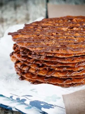 Lacey Cookies Drizzled with Chocolate - Bake.Eat.Repeat. Lacey Cookies, Laceys Cookies Recipe, Lace Cookies Recipe, Xmas Cookies Recipes, Frosty Recipe, Lace Cookies, Creative Desserts, Fruity Desserts, Delicious Cookie Recipes