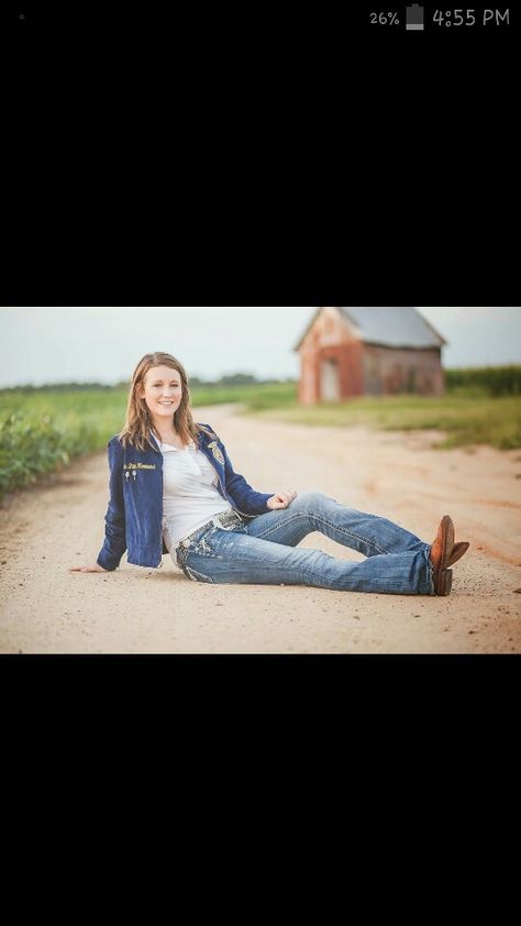 Senior Pictures.  #FFA Jessica Worsham Photography Farm Senior Pictures, Horse Senior Pictures, Senior Year Pictures, Cute Senior Pictures, Softball Senior Pictures, Senior Portrait Poses, Senior Pictures Sports, Country Cowgirl, Country Senior Pictures