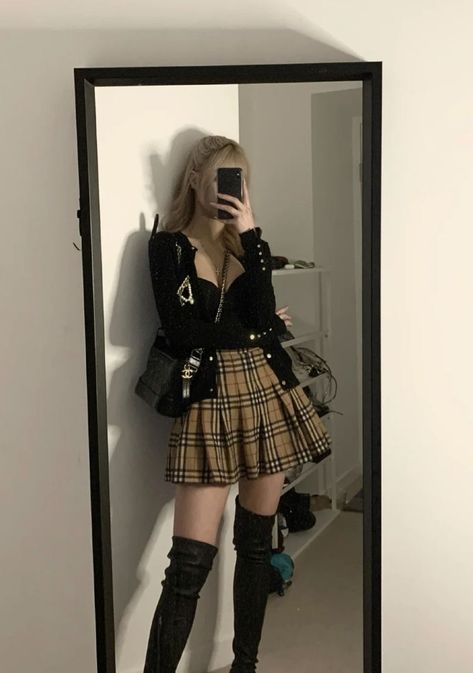 Im Beautiful, Pleated Plaid Skirt, Hogwarts Outfits, Swaggy Outfits, Alternative Outfits, Plaid Skirt, Korean Outfits, Teen Fashion Outfits, Grunge Outfits