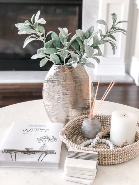 Coffee Table Plants Ideas, Round Coffee Table Styling Living Rooms, White Coffee Table Decor, Coffee Table Styling Living Rooms, Cofee Table Decor, Wood Coffee Table Decor, Coffee Table Arrangment, Styling A Coffee Table, Round Coffee Table Styling