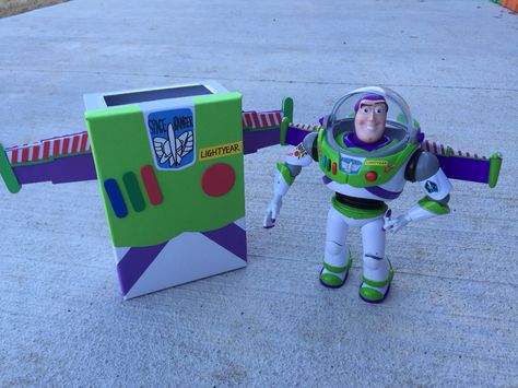 Buzz and Buzz Buzz Lightyear Valentine Box Ideas, Valentines Day Box Ideas, Lightyear Party, Buzz Lightyear Party, Valentines Day Box, Kids Valentine Boxes, Carton Diy, Class Gifts, Valentine Boxes