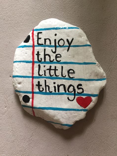 Rock Sayings, Arte Aesthetic, Inspirational Rocks, Garden Rock Art, Rock Painting Tutorial, Diy Rock Art, Stone Art Painting, Painted Rocks Kids, Painted Rocks Craft