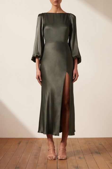 Silk Dress Fall 2023 15 Ideas: Embrace Elegance and Comfort - women-club.online Olive Dresses, Silk Dresses Outfit, Shona Joy Dress, Open Back Midi Dress, Bridesmaid Dresses With Sleeves, Backless Midi Dress, Olive Dress, Diy Vetement, Elegant Midi Dresses