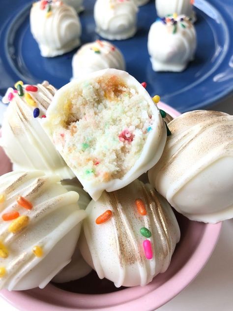 Funfetti Cake Balls – Cookies & Calligraphy Funfetti Cake Balls, Funfetti Cake Pops, Cake Ball Recipes, Cake Ball, Chocolate Strawberry Cake, Ricotta Cake, Funfetti Cake, Cake Balls, Sauce Tomate