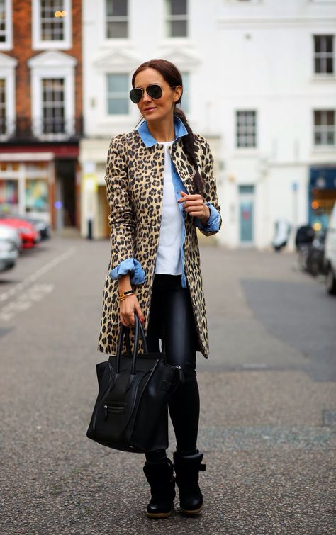 Layered leopard coat & chambray shirt Leopard Print Outfits, Womens Fashion Casual Chic, Animal Print Outfits, Leopard Print Coat, Womens Fashion Casual Winter, Mode Casual, Cooler Look, Modieuze Outfits, Print Coat