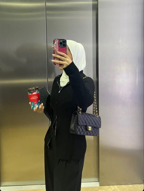 @uptotrends.kw on instagram Kuwaiti Winter Outfit, Korean Fashion Kpop Bts, Khaleeji Aesthetic, Outfit Ideas Hijab, Hijab Fits, Anime Cover, Winter Coat Outfits, Hijabi Fits, Korean Fashion Kpop