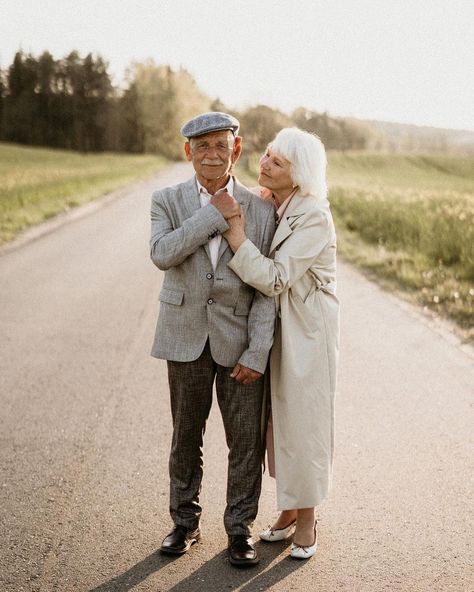 Older Family Photography, Older Couple Wedding, Older Couple Poses, Older Couple Photography, Grandparents Photography, Grandparent Photo, Older Couple, Dad Pictures, Elderly Couples