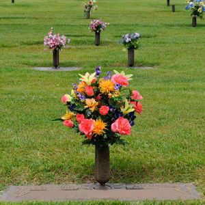 Flowers Arrangements Ideas, Flowers For Grave, Cemetery Vases, Grave Stones, Grave Flowers, Cemetery Decorations, Grave Decorations, Red Rose Bouquet, Memorial Flowers