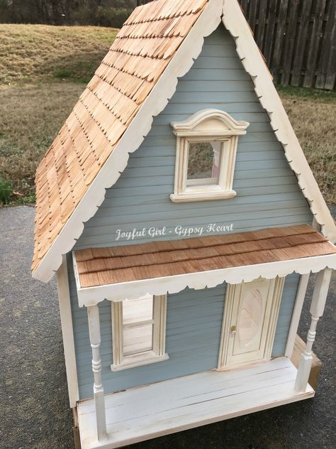 Cottage dollhouse Dolls House Shop, Little Cottages, Doll Scenes, Doll House Plans, Doll House Crafts, Little Cottage, Barbie House, Miniature Houses, Fairy Houses