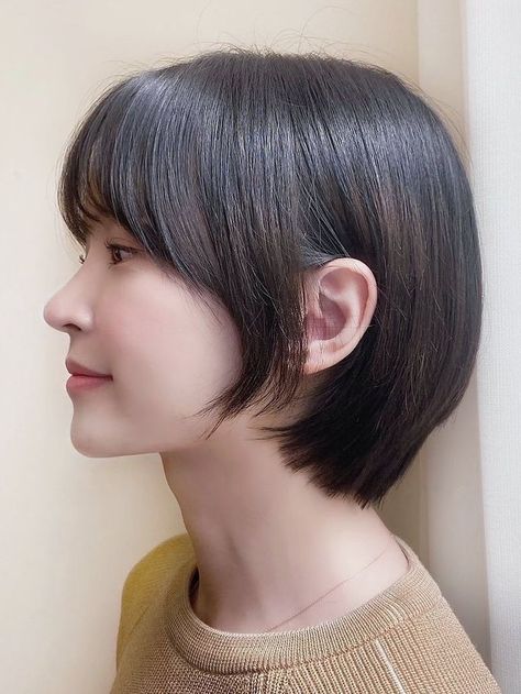 layered bob with side bangs Hairstyles With Bangs Korean, Layered Bob With Side Bangs, Korean Side Bangs, Cute Hairstyles With Bangs, Bangs Korean, Large Hair Rollers, Bob With Side Bangs, Japanese Short Hair, Short Hair Tomboy