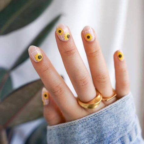 Sunflower Nail Art, Summer Sunflower, Sunflower Nails, Floral Nail Designs, Short Nails Art, Short Nail, Cute Gel Nails, Fall Nail Art, Short Nail Designs