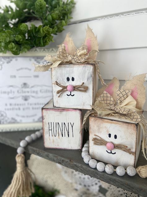 Adorable Easter bunny block art for Spring decorating Diy Bunnies, Bunny Blocks, Painted Easter Bunny, Art For Spring, Wood Block Crafts, Pop Up Market, Crafts Easter, Spring Decorating, Work Project