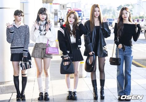 le sserafim pics on Twitter: "[221013] #LESSERAFIM arrival at GMP Airport Departure https://t.co/J8TkQmupnn" / Twitter Korean Airport Fashion, Airport Fits, Airport Look, Blue Flames, Airport Style, Airport Outfit, Pretty And Cute, Kpop Outfits, Dressy Casual