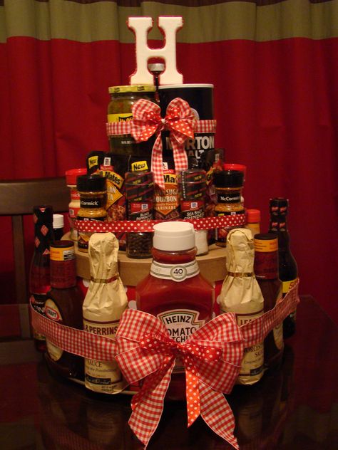 Pounding Shower Ideas, Honey Do Shower, Bridal Shower Idea, Housewarming Cake, Auction Gift Basket Ideas, Gifts Couple, Auction Baskets, Raffle Basket, Towel Cake