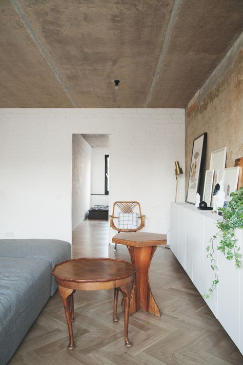 est-living-concrete-ceiling-apartment-crosby-studios.05 Decorative Ceiling Panels, Concrete Ceiling, Soundproof Room, Est Living, Apartment Projects, Herringbone Floor, Apartment Renovation, White Paneling, Ceiling Decor