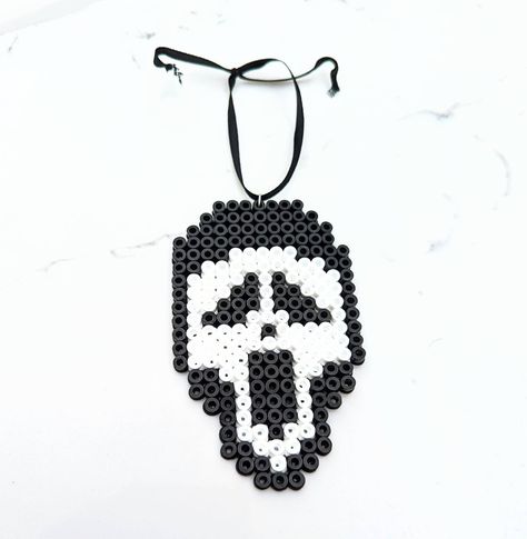 Scream Ghost Face Crochet, Ghost Face Halloween, Halloween Tree Decorations, Scream Mask, Scream Halloween, Pearl Beads Pattern, Beads Pattern, Small Wall Hangings, Hanging Door