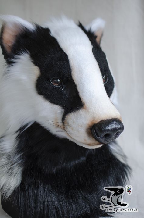 Realistic Fursuit Paws, Fursuit Unique, Badger Fursona, Realistic Fursuit, Unique Fursuits, Crow Mask, Fursuit Ideas, Fursuit Tutorial, Fur Suits