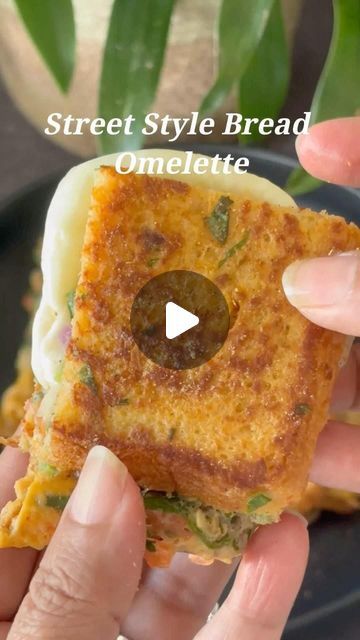 Breakfast Recipes With Bread, Bread Omelette Recipe, Egg Breakfast Recipes, Egg And Bread Recipes, Bread Omelette, Sandwich Recipes Indian, Omelette Recipe Easy, Egg Snacks, 2024 Street Style