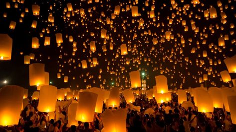 Lantern In The Sky, The Great Gatsby Wedding, Theme Halloween Party, Great Gatsby Wedding Theme, Wedding Backgrounds, Sky Lantern, Flying Lantern, Loy Krathong, Michael Faraday