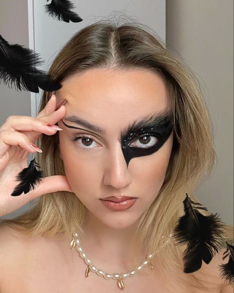 Black Costume Makeup, Black Swan Make Up, Black Swan Makeup Halloween, Black Swan Costume Halloween, Black Swan Halloween, Black Swan Bts, Black Swan Makeup, Swan Makeup, Black Angel Costume