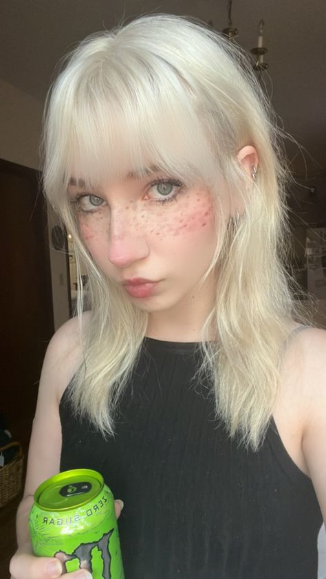 White Wolfcut Hair, White Blonde Hair With Bangs, White Wolfcut, White Hair Bangs, White Hair With Bangs, Shaggy Wolfcut, Shoulder Length Hair With Bangs, Modern Scene, Wolfcut Long