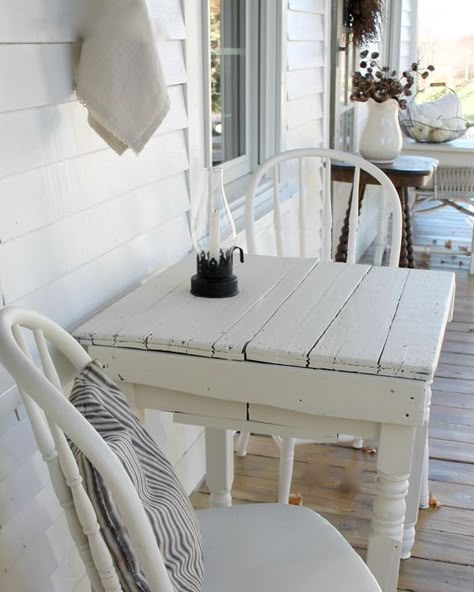 Modern Farmhouse Porch, Veranda Design, Farmhouse Porch Decor, Porch Table, Building A Porch, Small Terrace, Primitive Homes, Front Porch Design, Casa Country