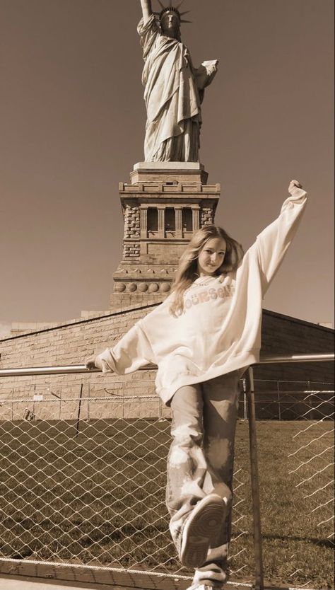 Chronicle affection through photos immersed in urban beauty enhanced by ever-changing atmospheres, architecture and natural transformations. #topposesphotoshoot #newyorkposes #newyorkphotoideasautumn #savethedatephotoideasnewyork #nycphotographyxmas #ad Statue Of Liberty Outfit New York, Statue Of Liberty Photoshoot, Statue Of Liberty Photo Ideas, Statue Of Liberty Outfit, Nyc Poses, New York Picture Ideas, Nyc Picture Ideas, New York Photo Ideas, New York Photoshoot