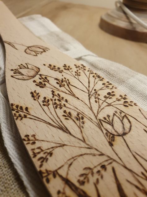 Floral Wood Burning, Floral Pyrography, Wood Burn Designs, Field Flowers, Wood Burning Crafts, Wood Burning Patterns, Wood Burner, Simple Flowers, Pyrography