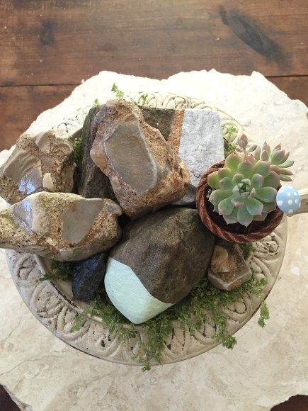 River Rock Centerpiece, Rock Centerpieces, Vases With Rocks Centerpiece Ideas, Rock Centerpieces Wedding, Rock Centerpieces Stones, Stone Centerpieces, Masculine Centerpieces, Banquet Decor, Family Togetherness