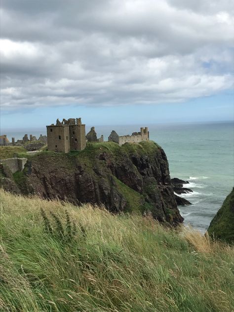 Irish Highlands, Scotland Castle Aesthetic, Old Scotland Aesthetic, Irish Castle Aesthetic, Stirling Scotland Aesthetic, Irish Landscape Photography, Scotland Beach Aesthetic, Scottish Cliffs, Dunnottar Castle