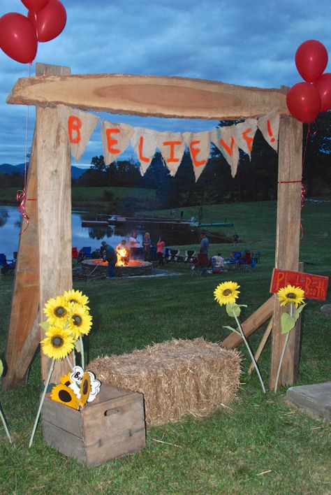 We made this outdoor photo booth for a benefit at our farm.  People sat on the hay and had their portraits taken with fun props.  We used the mountains of western North Carolina as a backdrop. Bush Dance, Outdoor Photo Booths, Party Photo Booth Backdrop, Fall Festival Games, Photo Booth Ideas, Halloween Party Photo, Fall Carnival, Festival Games, Halloween Photo Booth