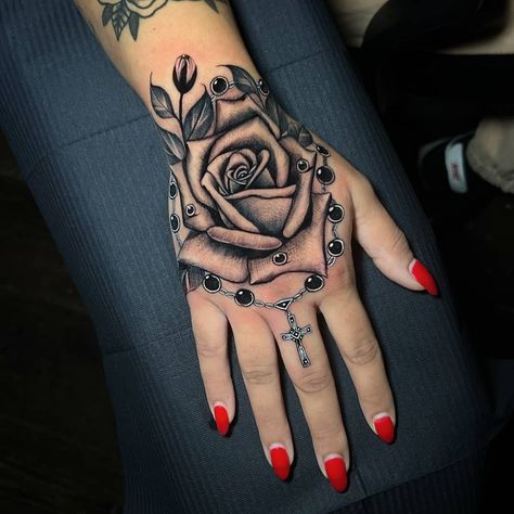 Arm Tattoos Drawing, Best Neck Tattoos, Skull Hand Tattoo, Rose Hand Tattoo, Small Girly Tattoos, Rose Tattoos For Men, Rose Tattoos For Women, Hand Tattoos For Girls, Mom Tattoo Designs