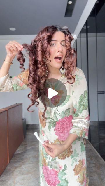 Shreya Arora on Instagram: "Mummy shocked, bahu rocked 👩🏻‍🦱➿🧻🚽 Outfit: @labelomcreation 🌱 . . . . . . .  #heatlesscurls #toiletpaperrollcrafts #overnightcurls  [ heatless hairstyles with Toilet tissue paper DIY HAIR hacks overnight waves curls how to curl your hair tutorial curling rod  festive season 2024 ganesh Chathurthi wedding season 2024 ]" Foam Curlers Overnight, Diy Curls Overnight, Overnight Curls With Wet Hair, Rag Curls, Diy Hair Hacks, Hair Rods, Diy Curls, Overnight Waves, Curling Rods