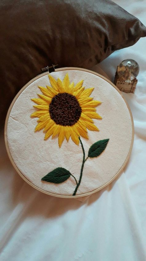 Sunflower Punch Needle Pattern, Punch Needle Sunflower, Sunflower Embroidery Pattern, Nokshi Katha, Sunflower Embroidery, Diy Crafts Crochet, Diy Embroidery Designs, Hand Embroidery Patterns Flowers, Punch Needle Patterns