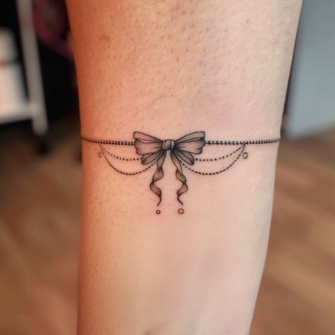 30 Bracelet Tattoos That Are Way Cooler Than Jewelry Butterfly Bracelet Tattoo, Braclet Tattoo, Tattoos Pulseras, Lock Tattoo, Bracelet Tattoos, Cute Small Drawings, Bracelet Tattoo, Tattoos With Kids Names, Chain Lock