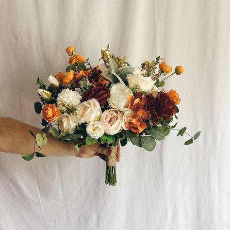 Rust Wedding Flowers, Orange Wedding Bouquet, Rust Wedding, Rusting Wedding, Orange Bouquets, Burnt Orange Weddings, Silk Wedding Bouquets, Green Bouquet, בר מצווה