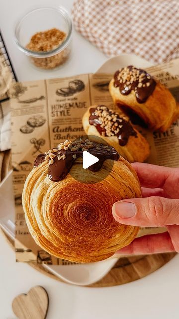 A n n i on Instagram: "Croissant roll recipe🤎 Easiest and quickest way to make delicious croissant rolls!! I wanted to give these viral New York Croissant rolls a try, but making a simple recipe, so that everyone can bake it.  You’ll only need 3 ingredients: -crescent dough roll  -custard cream -chocolate ganache   Follow the steps in the video and bake at 200 Celsius for about 30min.  #croissantroll #newyorkroll #puffpastryrecipes #puffpastry #blätterteig #blätterteigrezept #easyrecipe #kawaiifood #einfacherezepte #easybaking #blätterteigrezepte #cromboloni #aestheticfood #croissants #crescentrolls #backideen #einfachbacken #bakewithme" Crescent Roll Chocolate Croissant, Cromboloni Recipe, Croissant Rolls, Crossiant Recipes, Pastry Pie Crust, Pie Crust Cookies, Puff Pastry Shells, Croissant Roll, Custard Cream