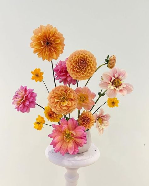 Dahlia Vase Arrangement, Dahlia Bud Vases, Dahlia Ikebana, Abstract Floral Arrangements, Dahlia Wedding Centerpieces, Picnic Moodboard, Dahlia Arrangements, Dahlia Centerpiece Wedding, Dahlia Centerpiece