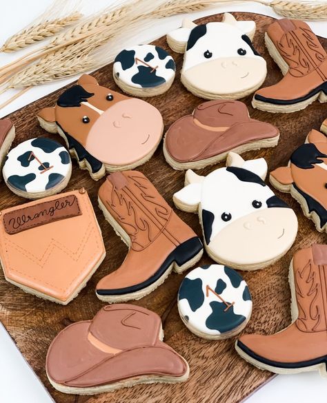 Country Cookies Ideas, Cowboy Birthday Treats, Cowboy Themed Cookies Decorated, 1st Rodeo Party Food, First Rodeo Birthday Cookies Boy, First Rodeo Treat Table, Country Themed Desserts, My First Rodeo Birthday Boy Cookies, My First Rodeo Birthday Cookies