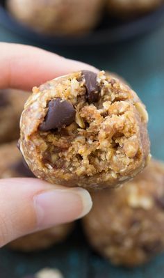 These Peanut Butter Chocolate Chip Cookie Energy Bites taste like little bites… Chocolate Chip Energy Bites, Toffee Chocolate Chip Cookies, Peanut Butter Chocolate Chip Cookie, Butter Oatmeal Cookies, Toffee Chocolate, Salted Toffee, Sugar Free Snacks, Energy Bites Recipes, Peanut Butter Cookie Dough