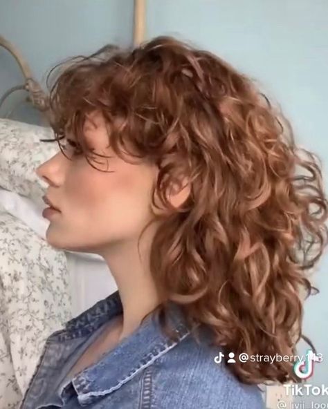 Wavy Hair 2b, Curly Shag Haircut, Natural Curly Hair Cuts, Curly Hair Photos, Wavy Haircuts, Blonde Curls, Short Curly Haircuts, Medium Curly Hair Styles, Pretty Hair Color