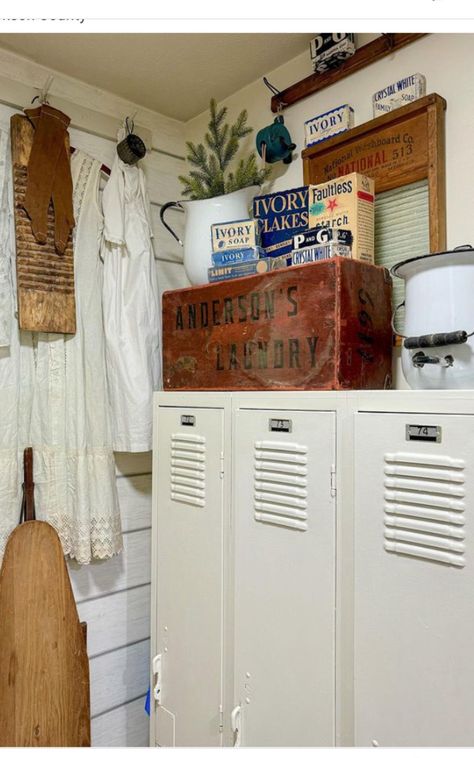 Primitive Laundry Rooms, Cabin Rooms, Rustic Laundry, Vintage Laundry Room Decor, Crate Decor, Country Laundry Rooms, Rustic Laundry Rooms, Vintage Laundry Room, Vintage Crate